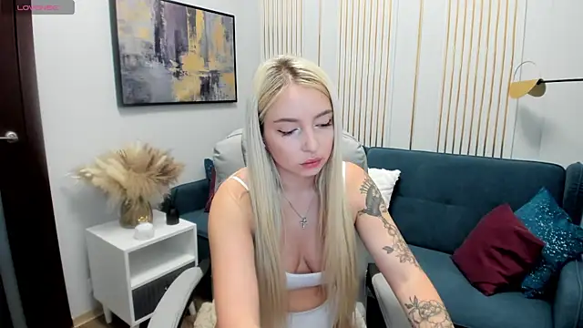 Snapshot of OhMyEmma chatting on March 17, 2025, 1:03 am OhMyEmma online show from March 17, 2025, 1:03 am