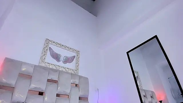 Lola Blondie online show from December 17, 2025, 12:33 pm