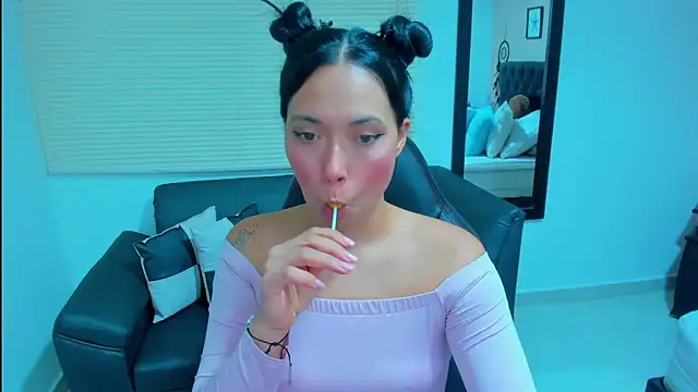  LiilyWong online show from October 11, 2025, 5:17 am