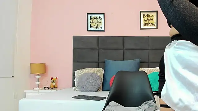 SophiaQueens online show from October 17, 2025, 8:33 pm