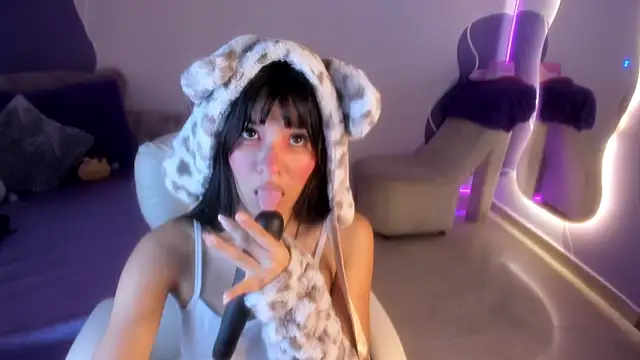 auroracute02 online show from December 1, 2025, 1:27 pm