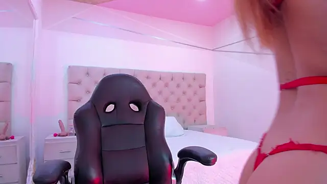 Snapshot of NaomiFrost chatting on February 14, 2026, 1:19 pm NaomiFrost online show from February 14, 2026, 1:19 pm