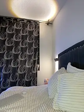 Lilith Thompson online show from October 16, 2025, 4:24 am