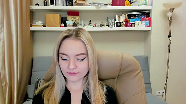 Snapshot of Kara_Smith_ chatting on March 16, 2025, 12:12 am Kara Smith online show from March 16, 2025, 12:12 am