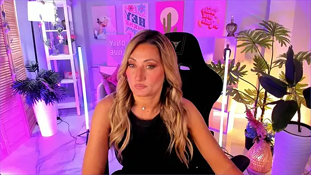 Snapshot of SarahAlluring chatting on September 18, 2025, 1:02 pm SarahAlluring online show from September 18, 2025, 1:02 pm
