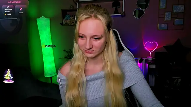 Snapshot of madam_uliis chatting on December 1, 2025, 10:20 am madam uliis online show from December 1, 2025, 10:20 am