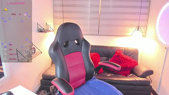 ISIS VALCHOS online show from October 7, 2025, 7:33 pm