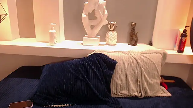 milu w4llace online show from October 31, 2025, 4:24 am