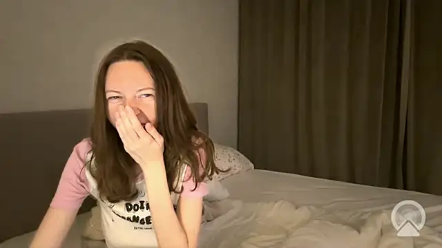 Snapshot of Aliniasky chatting on October 20, 2025, 8:53 pm Aliniasky online show from October 20, 2025, 8:53 pm