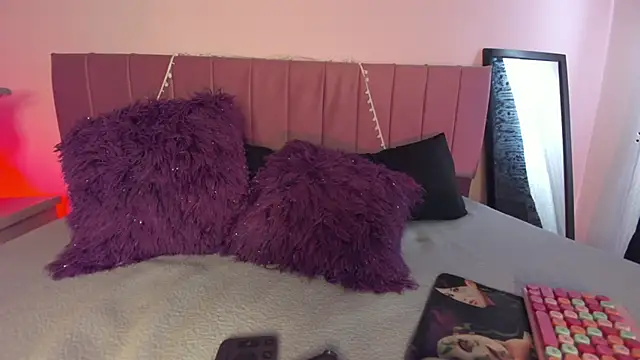 Snapshot of kitty-kryss chatting on February 19, 2026, 4:36 pm kitty-kryss online show from February 19, 2026, 4:36 pm