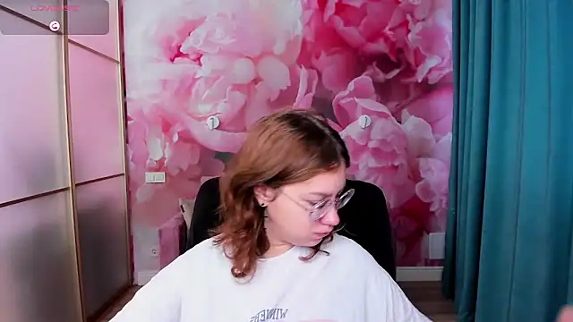 AngelinaLow online show from October 18, 2025, 5:21 am