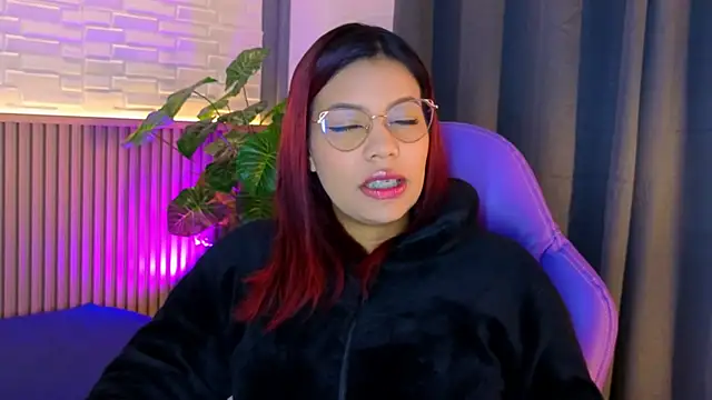 TiffanyWalk online show from November 12, 2025, 10:48 am