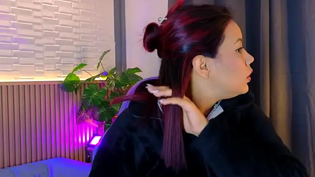 TiffanyWalk online show from November 13, 2025, 10:58 am