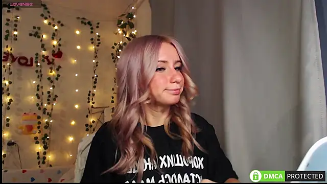 Mia  Kitty online show from September 21, 2025, 3:46 pm