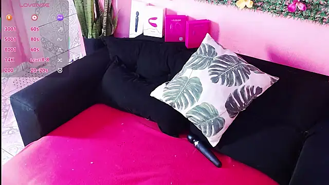 Snapshot of DianaGom chatting on October 5, 2025, 10:35 am DianaGom online show from October 5, 2025, 10:35 am