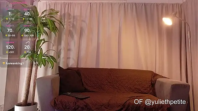 Snapshot of YuliethPetite chatting on November 17, 2025, 11:38 am YuliethPetite online show from November 17, 2025, 11:38 am