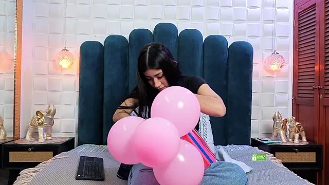 Lili Opal online show from March 30, 2026, 12:06 pm