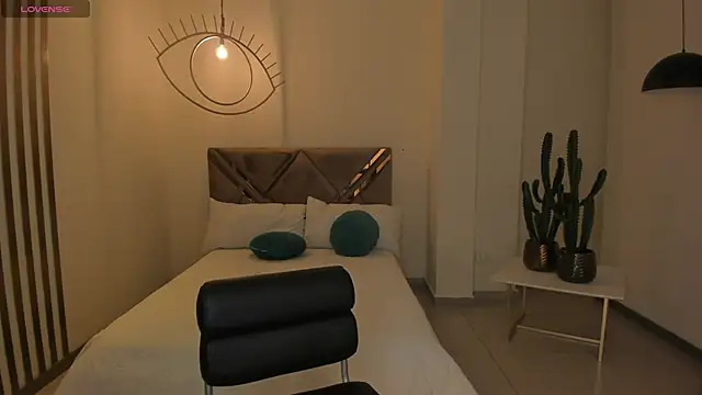 MaiaCollins online show from October 19, 2025, 4:40 pm