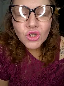 Snapshot of veludolunar chatting on October 28, 2025, 9:39 pm veludolunar online show from October 28, 2025, 9:39 pm