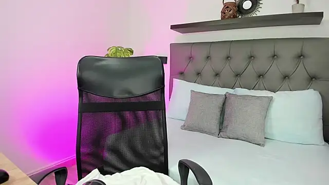 nina blake online show from October 13, 2025, 12:38 pm