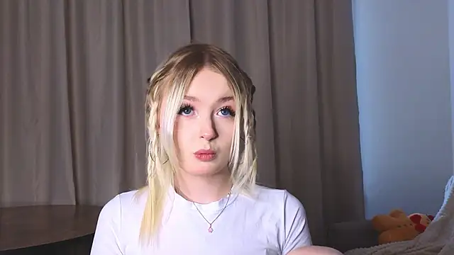 Snapshot of minigirl chatting on February 4, 2026, 5:02 am minigirl online show from February 4, 2026, 5:02 am