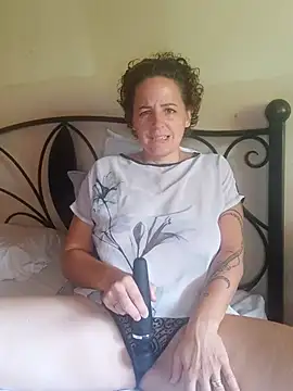 emiliemilf online show from March 27, 2026, 7:57 pm