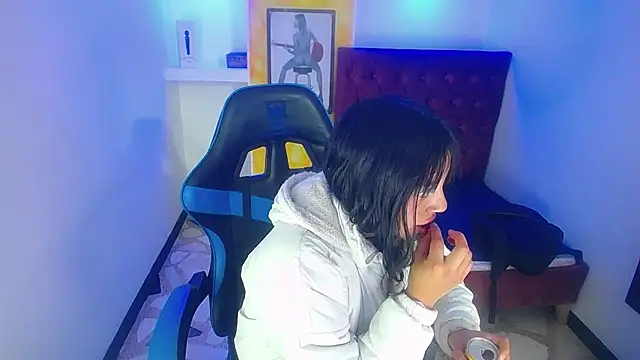 chloe 03  online show from September 10, 2025, 8:09 pm