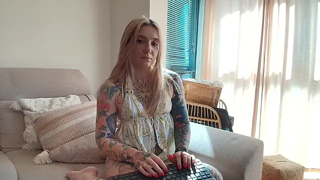 Snapshot of tattoobbgirl chatting on April 28, 2026, 3:28 pm tattoobbgirl online show from April 28, 2026, 3:28 pm