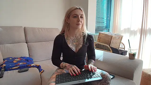 Snapshot of tattoobbgirl chatting on May 1, 2026, 3:49 pm tattoobbgirl online show from May 1, 2026, 3:49 pm