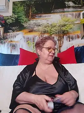 QueenPammy1 online show from February 3, 2026, 6:51 am