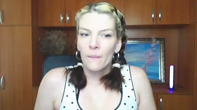 Snapshot of VanessaRey_ chatting on May 2, 2026, 2:55 pm VanessaRey online show from May 2, 2026, 2:55 pm