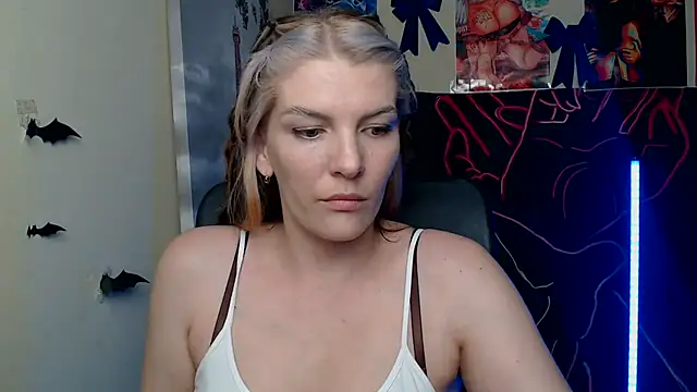 Snapshot of VanessaRey_ chatting on May 13, 2026, 3:20 pm VanessaRey online show from May 13, 2026, 3:20 pm