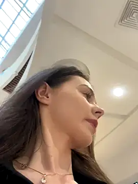 MilaBee online show from October 6, 2025, 8:56 am