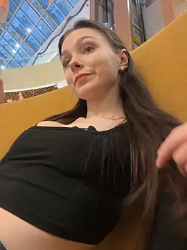 MilaBee online show from November 5, 2025, 10:26 am