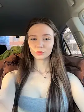 MilaBee online show from November 18, 2025, 3:12 am