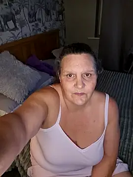 MissQueenBeex online show from November 14, 2025, 8:18 pm