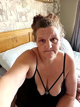 MissQueenBeex online show from November 28, 2025, 11:46 am