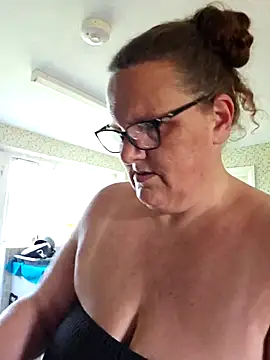 MissQueenBeex online show from May 1, 2026, 3:49 pm