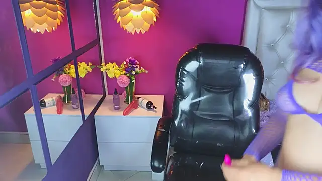 crystal rouge online show from November 14, 2025, 8:40 pm