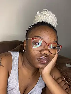 YummyMelanin117 online show from April 18, 2026, 2:04 am