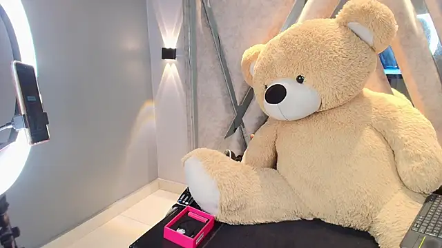 Elaine87  online show from October 20, 2025, 9:26 pm