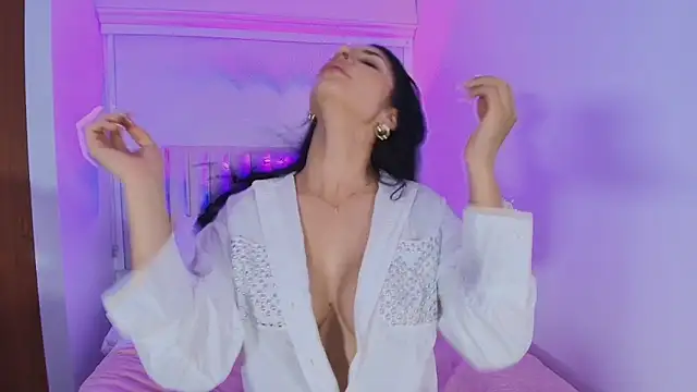 ArianaReynoldss online show from November 5, 2025, 10:10 pm