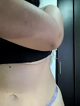 Snapshot of Yuli_Mars chatting on October 2, 2025, 10:28 pm Yuli Mars online show from October 2, 2025, 10:28 pm