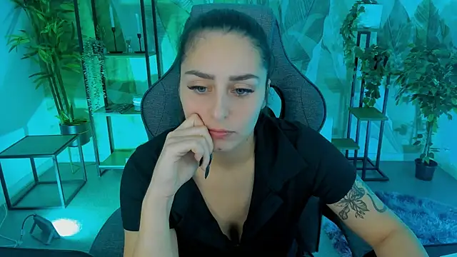 ValeriiMills online show from November 3, 2025, 2:51 pm