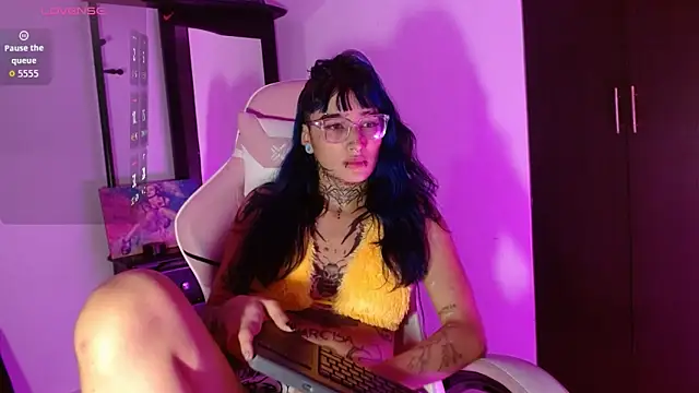 SharaRoss1 online show from November 14, 2025, 8:13 am