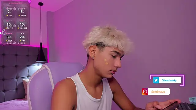 OliverTwinky online show from September 29, 2025, 1:38 pm