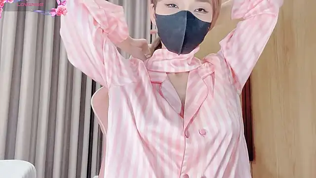 yiyi-chin online show from October 2, 2025, 3:52 pm