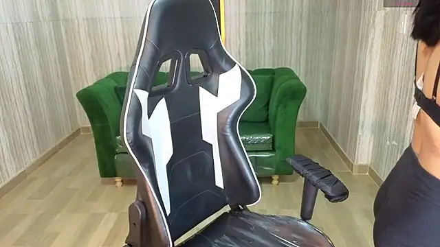 clementine t online show from October 19, 2025, 12:17 pm