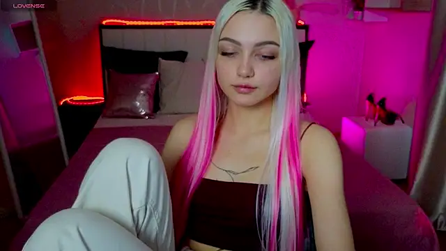 LinaLirian online show from November 8, 2025, 1:33 pm