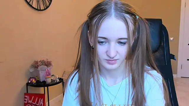 KateKayer online show from October 18, 2025, 9:43 am